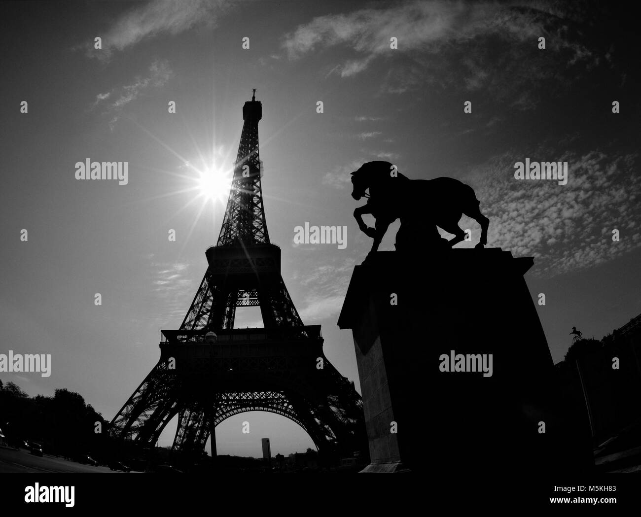 Tour Eiffel et l''Sculpture, Paris, France Banque D'Images