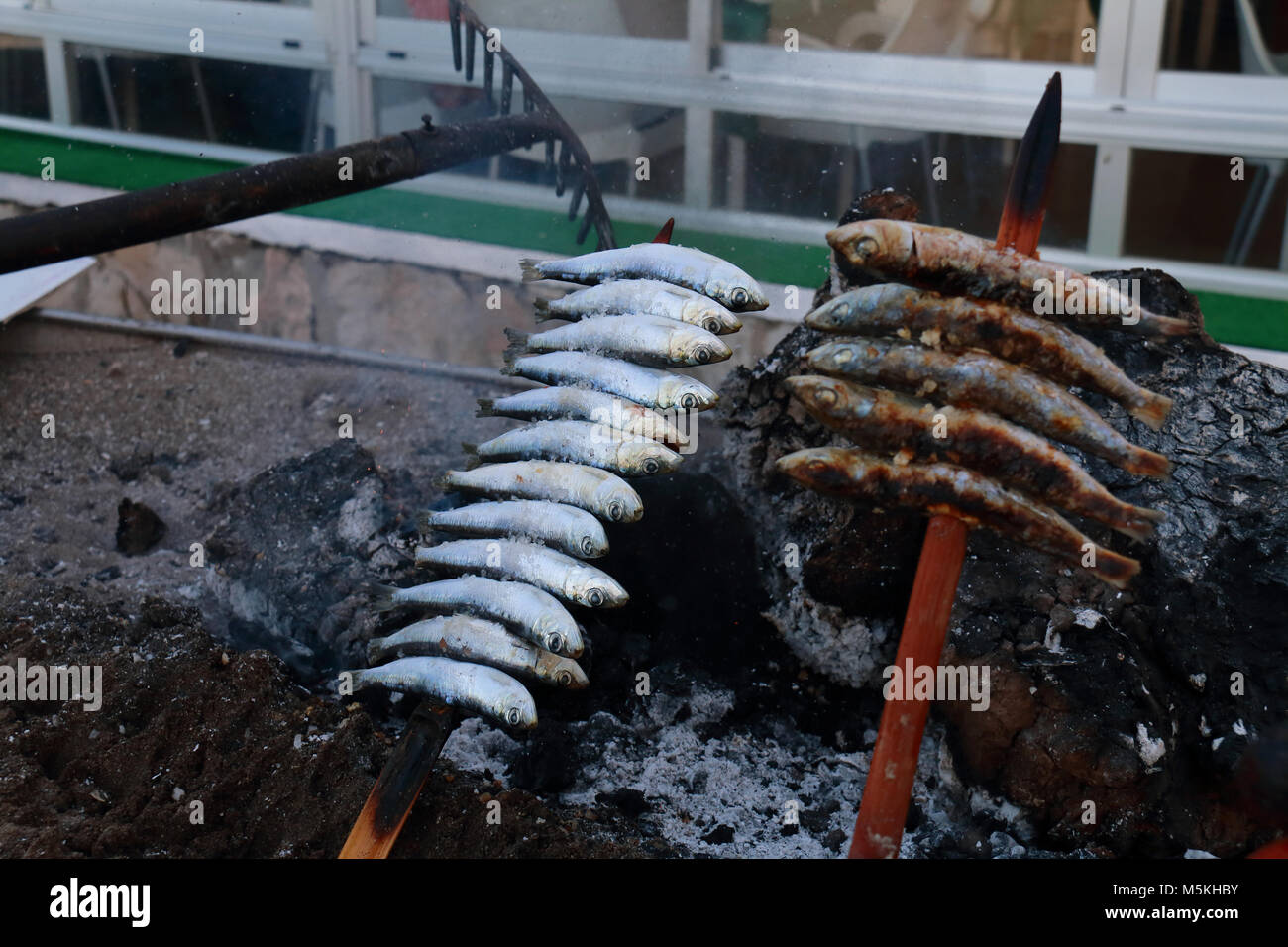 Brochette de sardines grillées à la braise de bois, nourriture typique des côtes de l'Andalousie, au sud de l'Espagne Banque D'Images