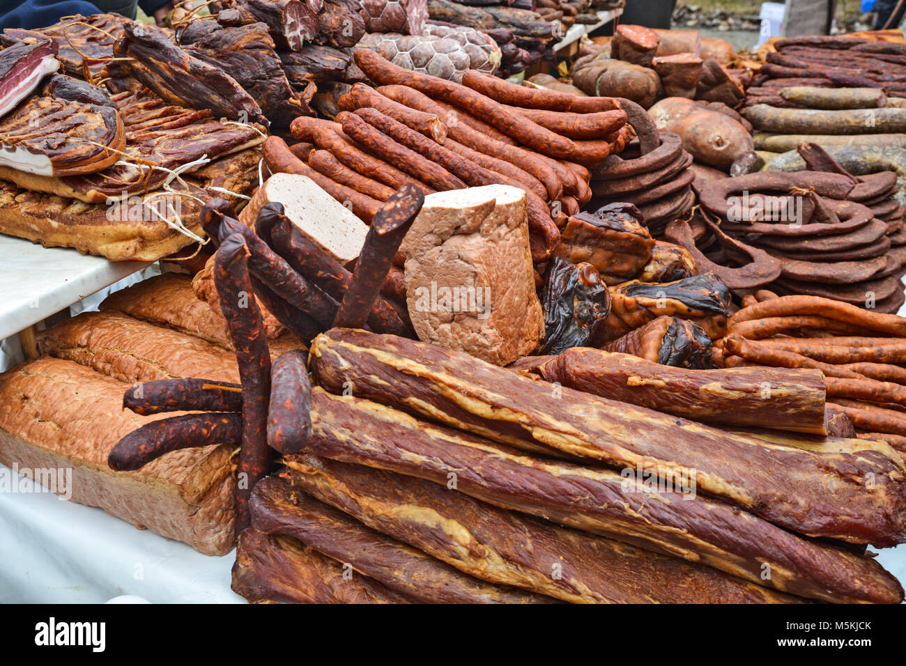 Saucisses fraîches et sèches et d'autres produits en dégustation et à la vente. Banque D'Images Saucisses fraîches et sèches et d'autres produits en dégustation et à la vente. Banque D'Images