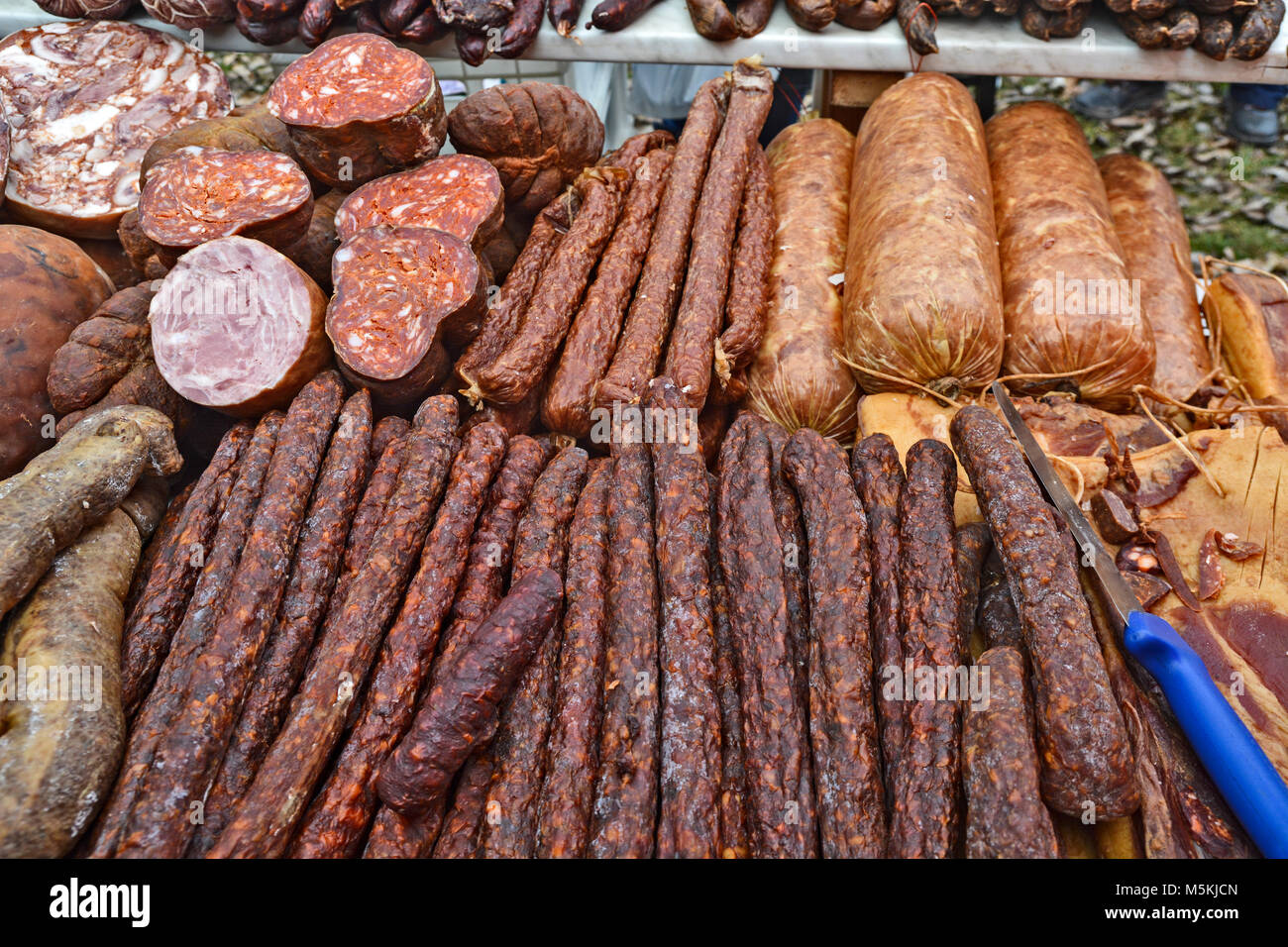 Saucisses fraîches et sèches et d'autres produits en dégustation et à la vente. Banque D'Images Saucisses fraîches et sèches et d'autres produits en dégustation et à la vente. Banque D'Images