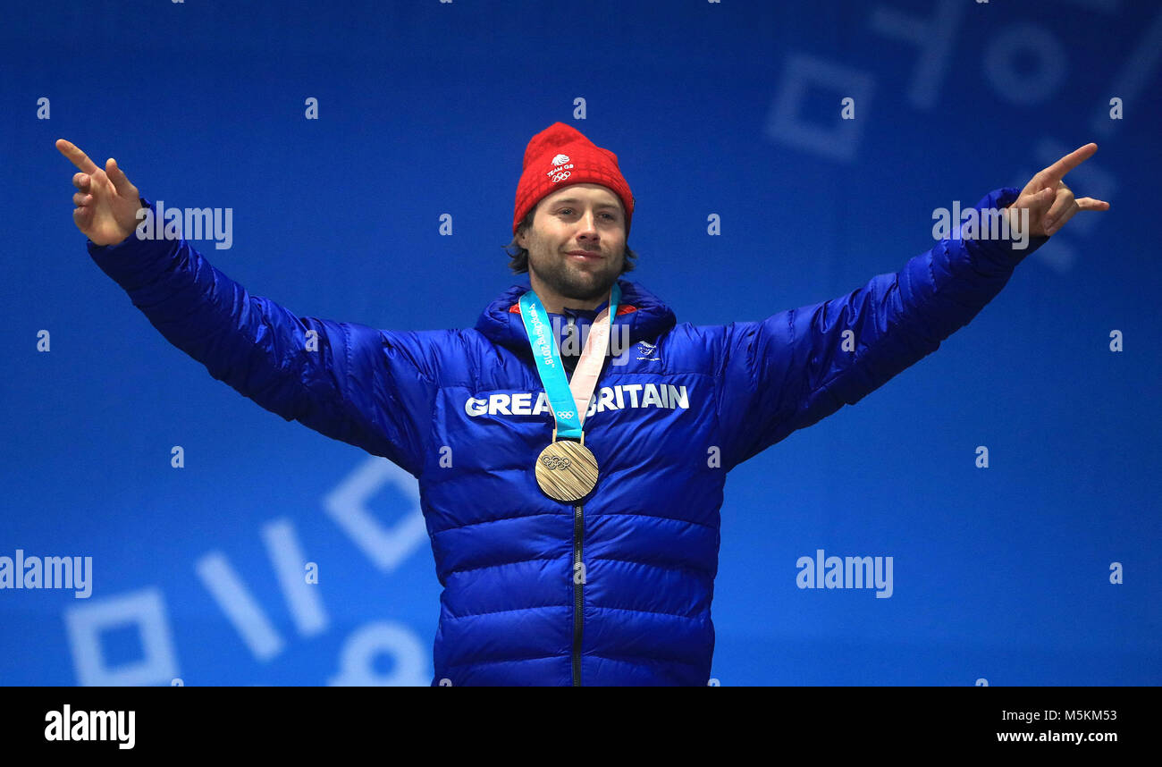 La Grande Bretagne est Billy Morgan célèbre avec sa médaille de bronze au cours de la Men's Snowboard Big Air dernière cérémonie des médailles sur quinze de la journée des Jeux Olympiques d'hiver de 2018 à PyeongChang en Corée du Sud. Banque D'Images