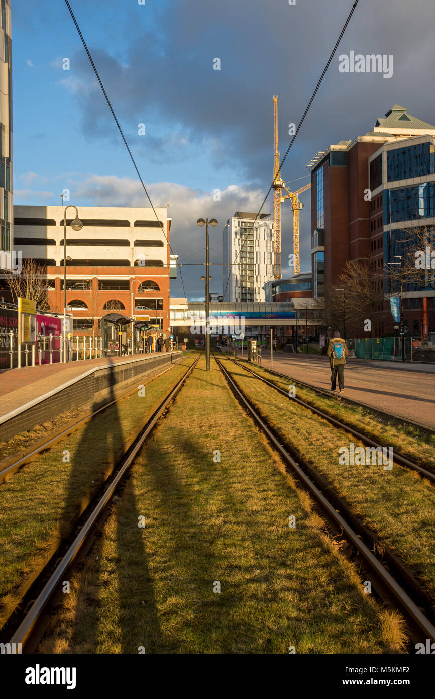 Fin d'après-midi sur les pistes à la ville portuaire de tramway Metrolink, Salford Quays, Manchester, UK Banque D'Images