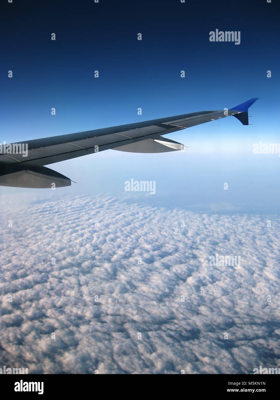 Aile d'avion plus de ciel bleu avec des nuages blancs regarder Banque D'Images