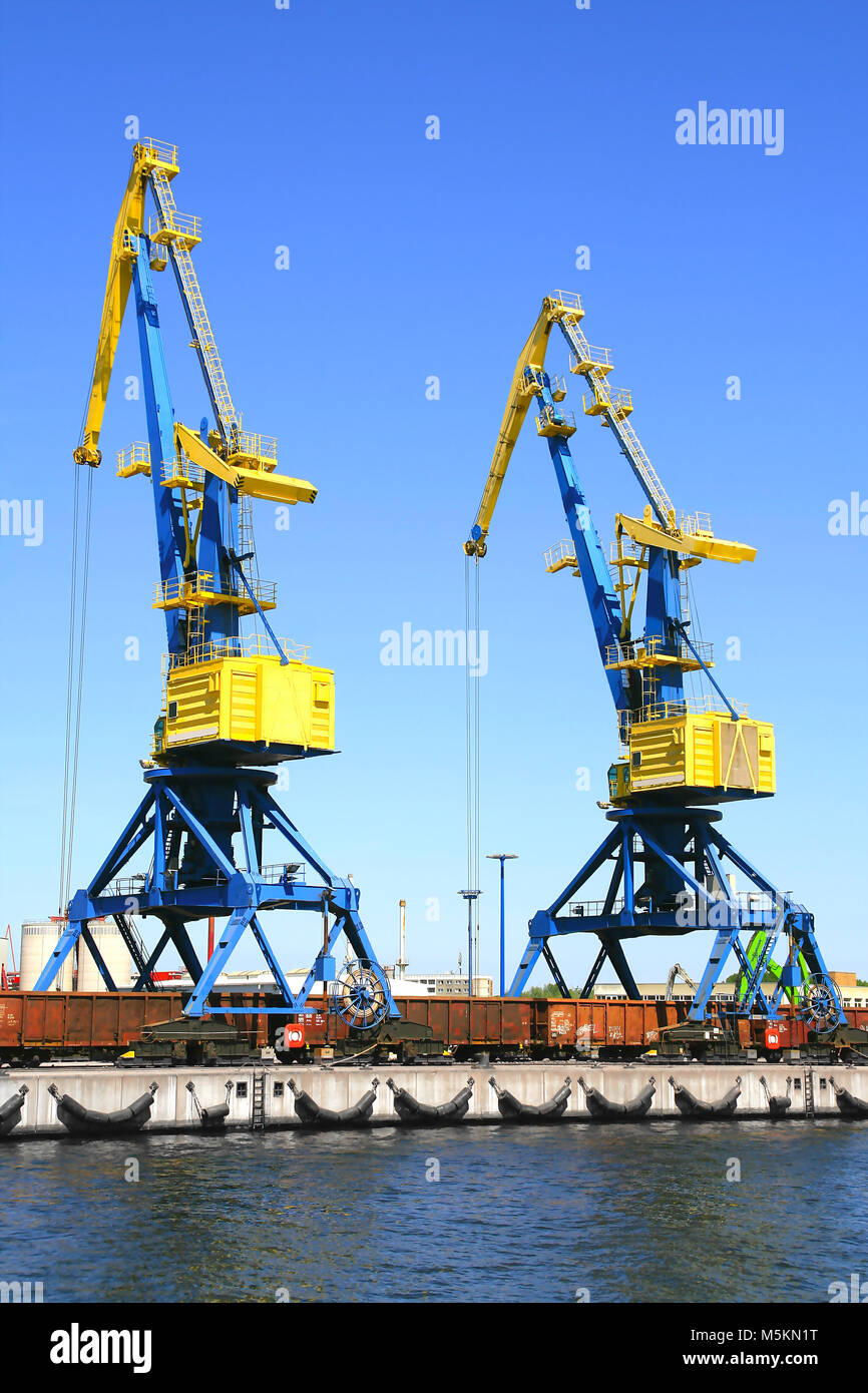 Deux grues de chargement port industriel sur Harbour Banque D'Images