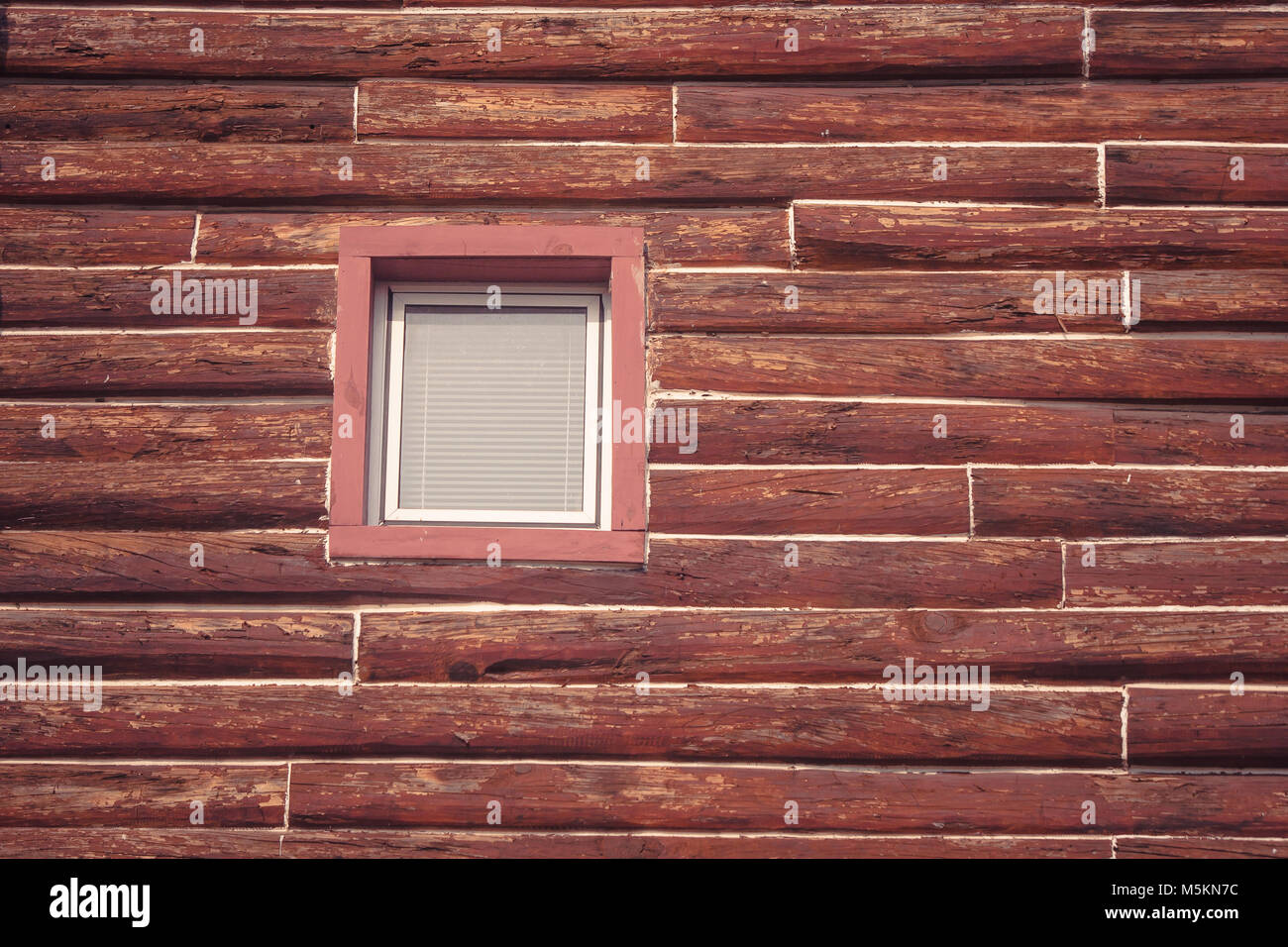 Vue avant de la fenêtre en bois sur toit de maison en bois dans un style vintage à la campagne. Banque D'Images