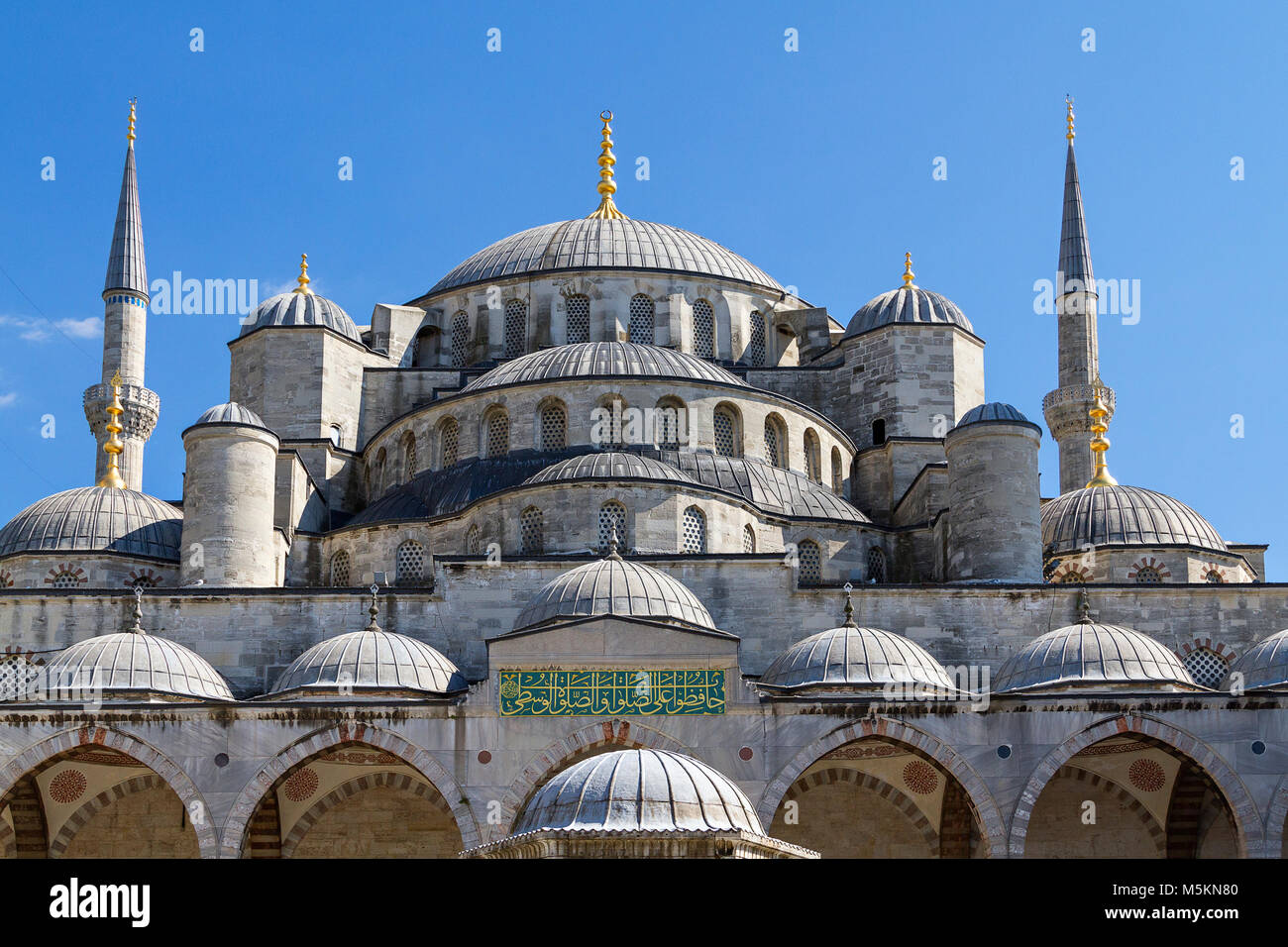 Vue sur les dômes de la Mosquée Bleue, Istanbul, Turquie. Banque D'Images