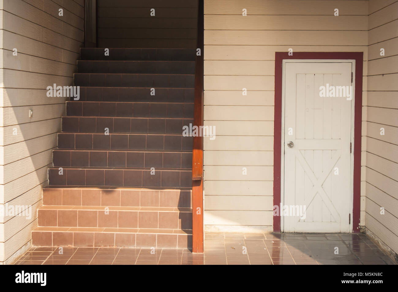 Architecture bâtiment conception intérieure d'escalier et porte en bois blanc de la Chambre en vertu de l'escalier. Banque D'Images