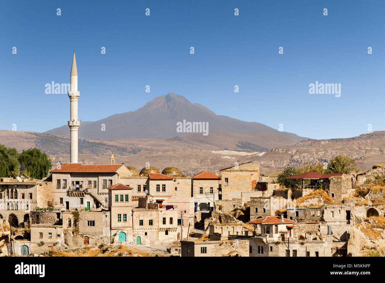 Sur la ville de Ortahisar en Cappadoce, Turquie avec le volcan mont Erciyes en arrière-plan Banque D'Images