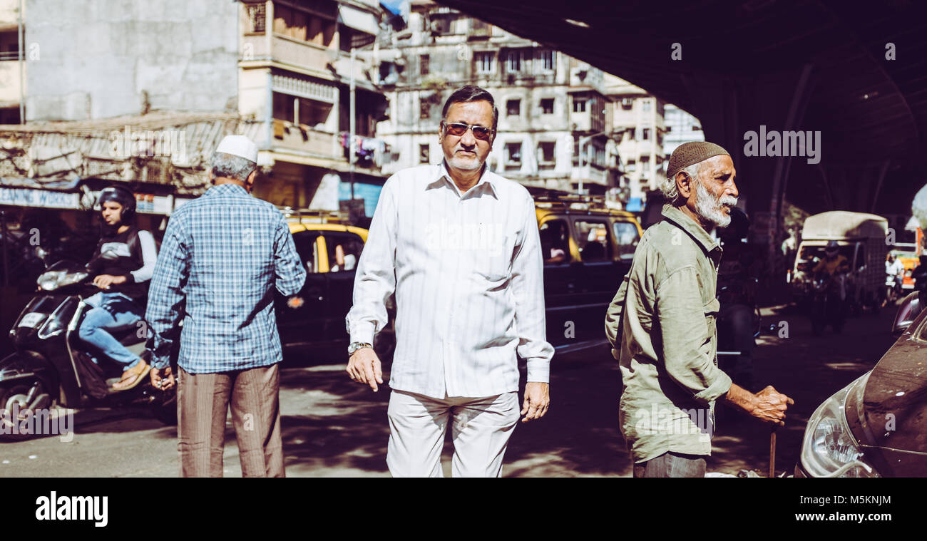 Les gens qui marchent à travers un marché à Mumbai, Inde Banque D'Images