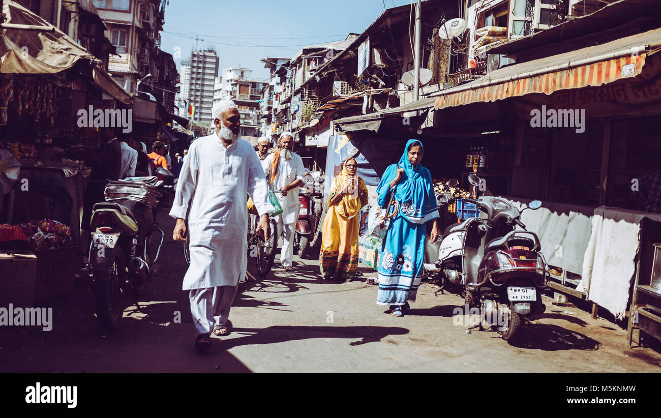 Les gens qui marchent à travers un marché à Mumbai, Inde Banque D'Images