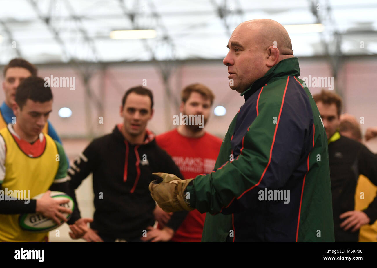 Ancien joueur de rugby Premiership Le Caporal Chris Budgen du 1er Bataillon du Royal Welsh lors d'une séance de coaching avec l'équipe de rugby de l'Estonie à Tallinn, Estonie. Banque D'Images