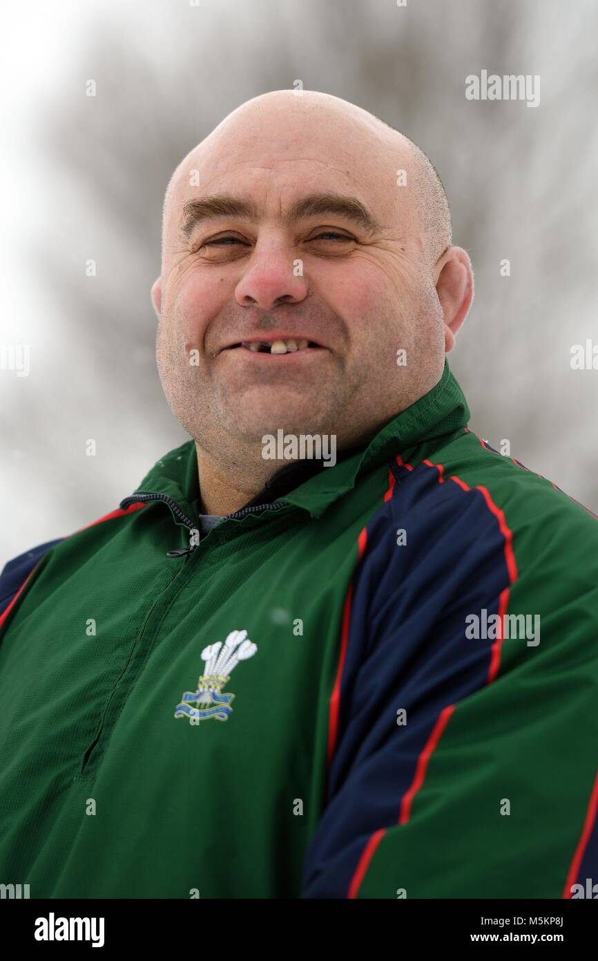 Ancien joueur de rugby Premiership Le Caporal Chris Budgen du 1er Bataillon du Royal Welsh lors d'une séance de coaching avec l'équipe de rugby de l'Estonie à Tallinn, Estonie. Banque D'Images