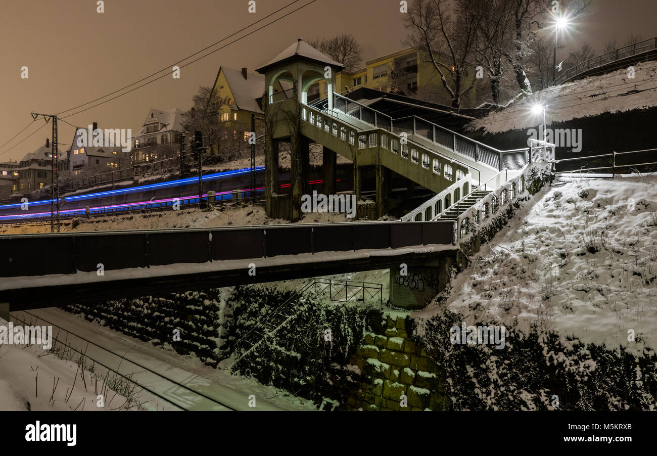 Sentier de la lumière d'un train de nuit en hiver Banque D'Images