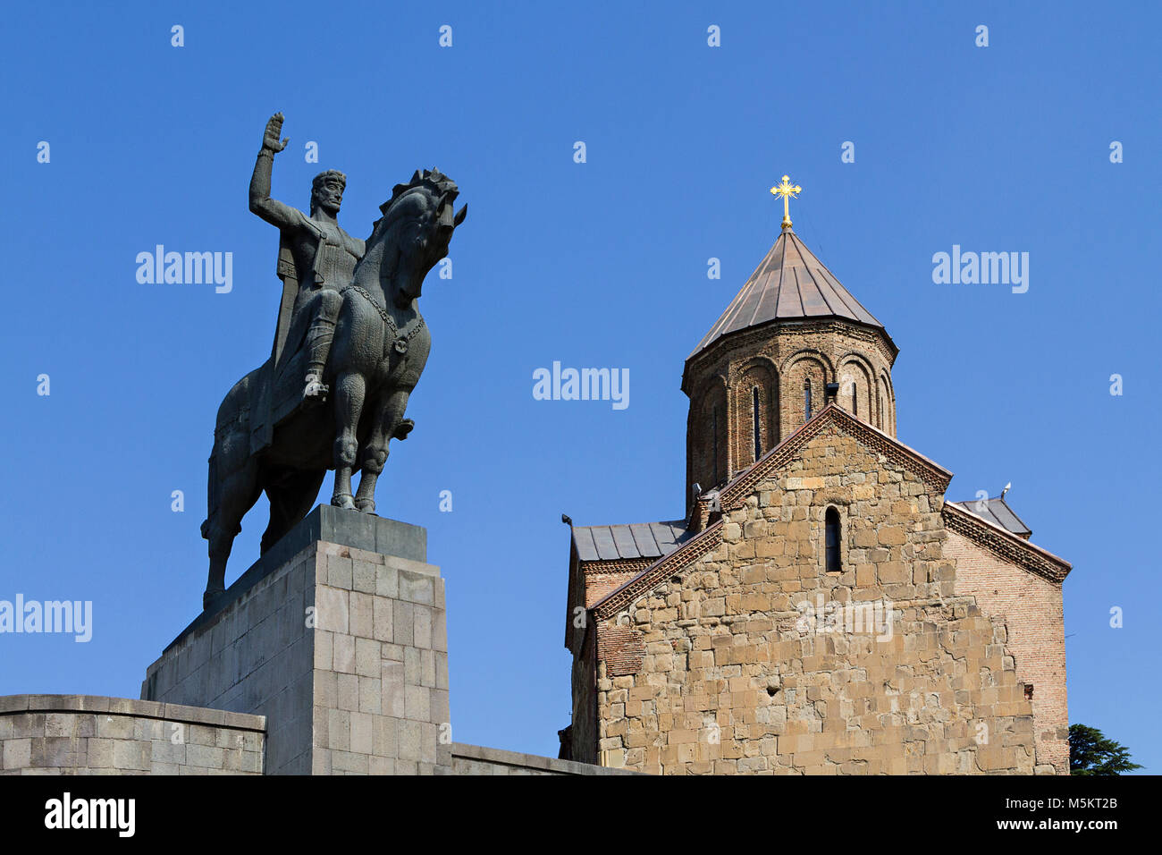 Statue du roi Vakhtang Gorgasali et Eglise de Metekhi à Tbilissi (Géorgie). Banque D'Images