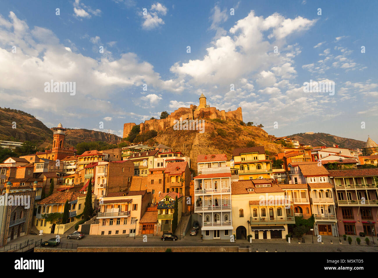 Vieilles maisons colorées et Château de Narikala à Tbilissi, Géorgie. Banque D'Images