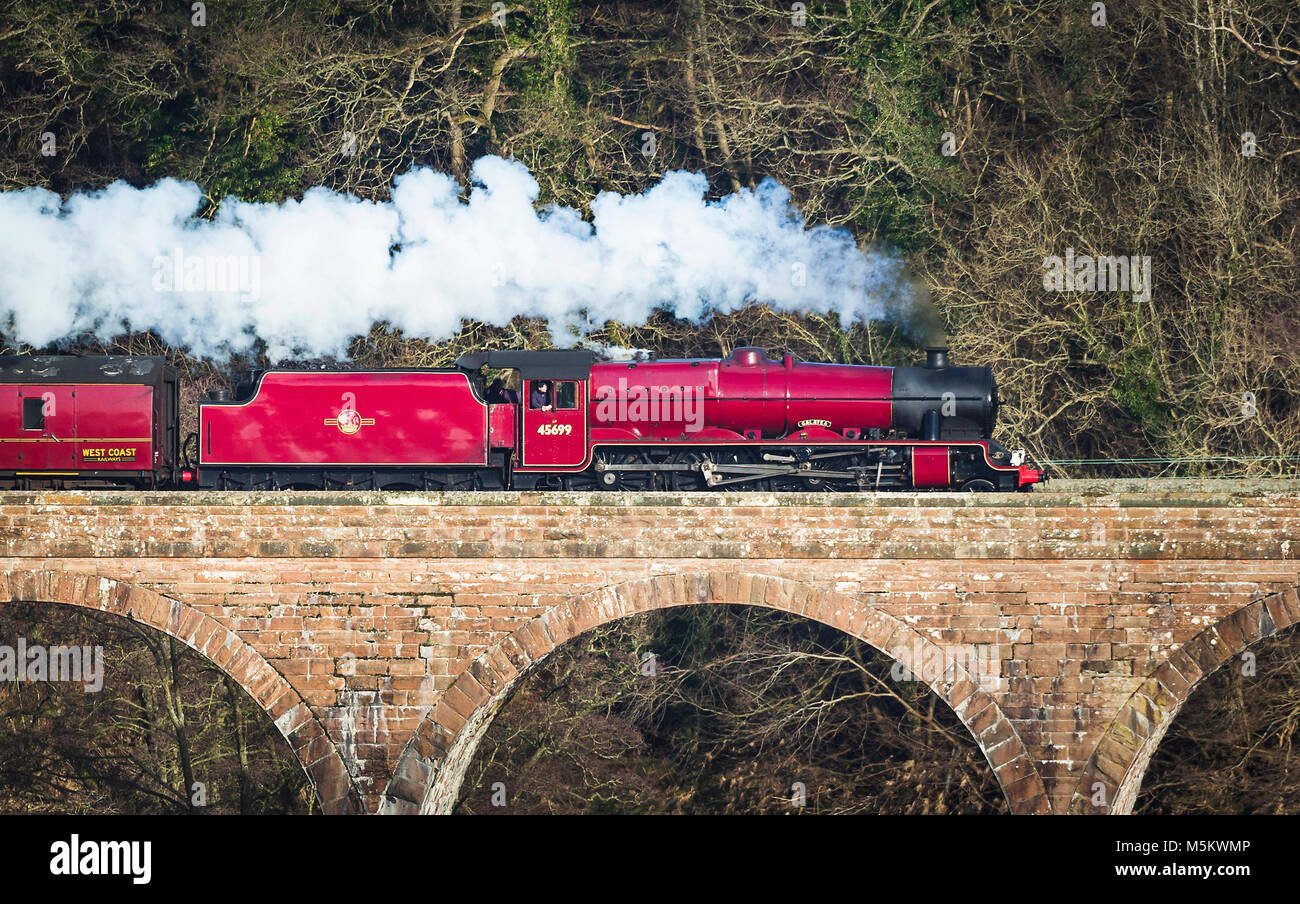 LMS Jubilé de la classe 6MT 4-6-0 no 45699 locomotive Galatea va sur la Viaduc Lacy Eden en Cumbria. Banque D'Images