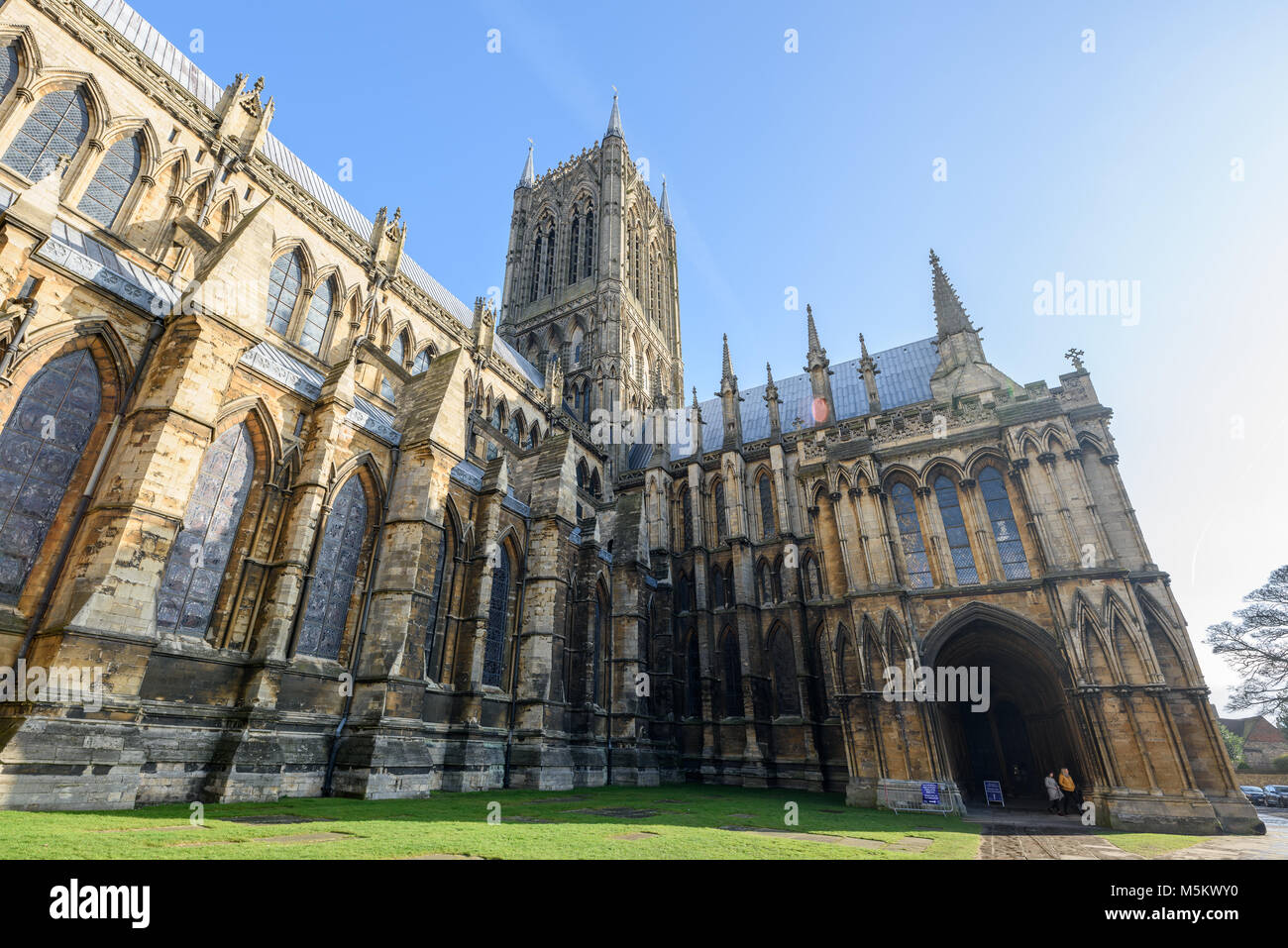 La tour centrale et la Galilée porche sur le côté sud de la Cathédrale chrétienne médiévale construite par les Normands à Lincoln, en Angleterre. Banque D'Images