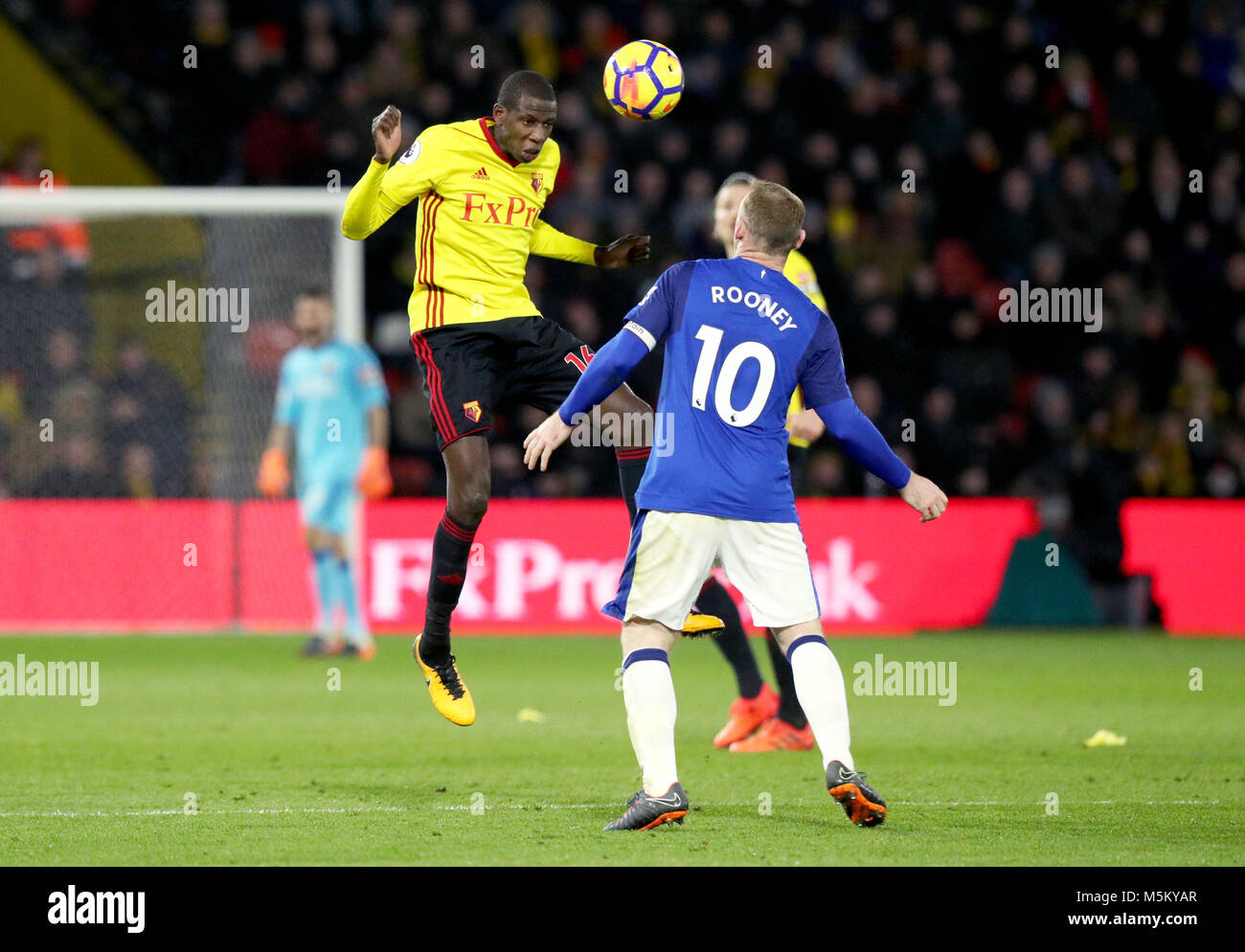 Abdoulaye Doucouré de Watford (à gauche) et d'Everton, Wayne Rooney bataille pour la balle au cours de la Premier League match à Vicarage Road, London. Banque D'Images