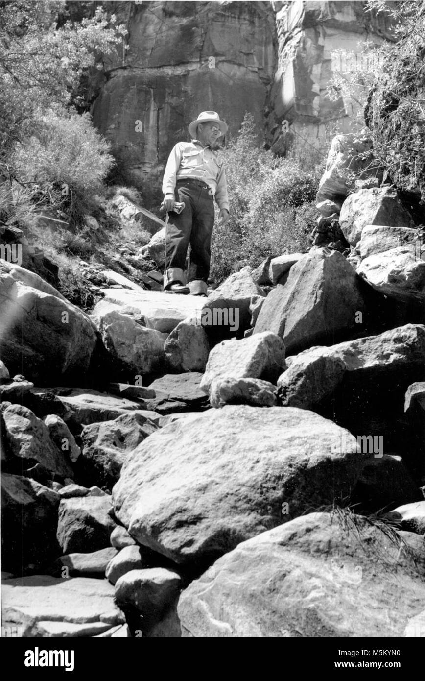 Historique Grand Canyon Bright Angel Trail . Les DÉGÂTS CAUSÉS PAR LES INONDATIONS D'août 4-5, 1948. Sur WASHOUT THR Bright Angel Trail sur 2 km LE LONG DE LA RIVE SUD, GRCA. FOREMAN H.B. CHASE ILLUSTRÉ. Banque D'Images