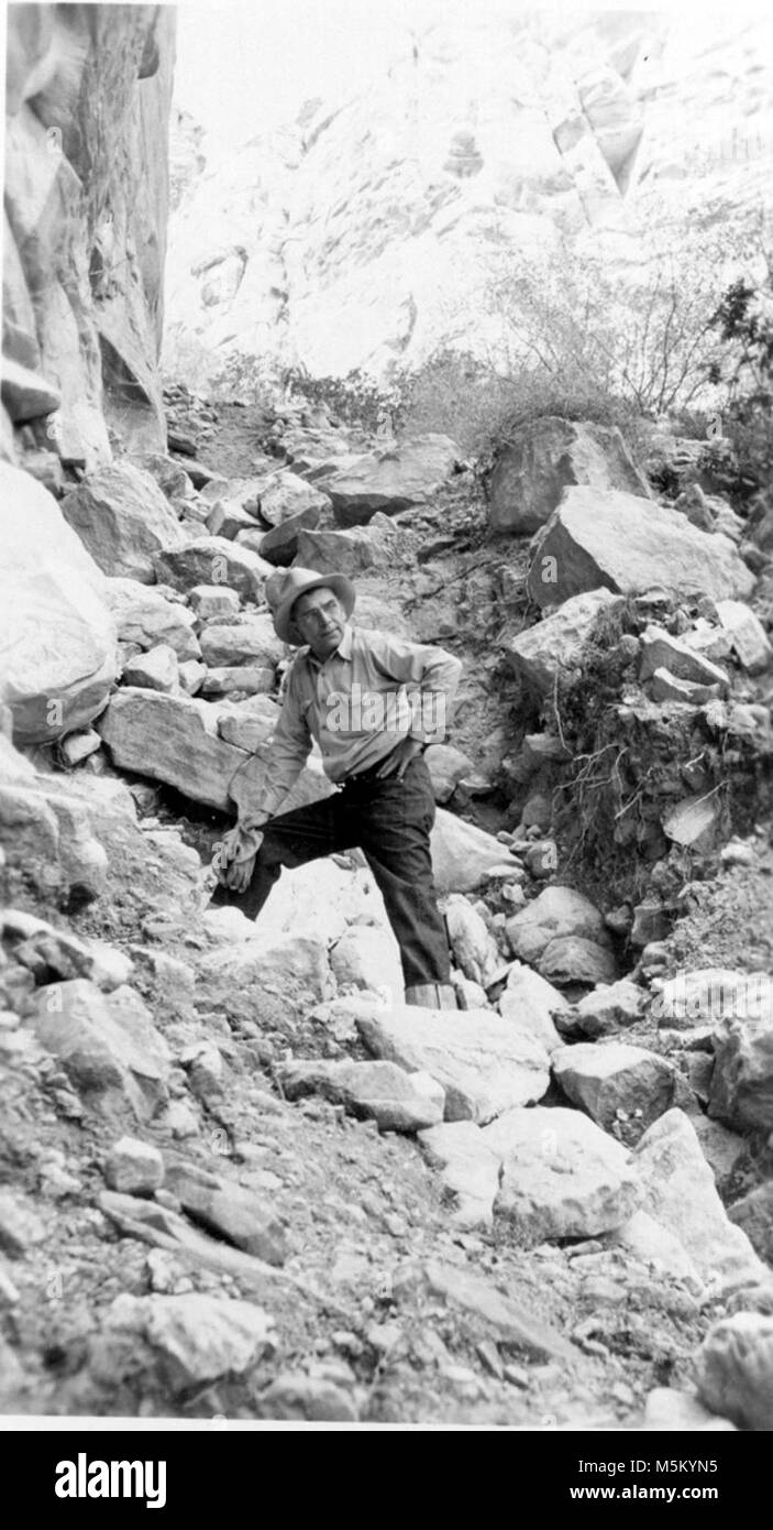 Historique Grand Canyon Bright Angel Trail . Les DÉGÂTS CAUSÉS PAR LES INONDATIONS D'août 4ème et 5ème le long de la Bright Angel Trail d'environ 1,5 kilomètres VERS LE BAS. FOREMAN H.B. CHASE affiché au milieu des décombres. Banque D'Images