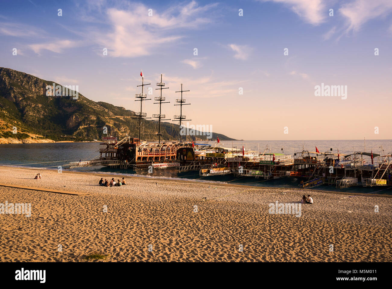 Fethiye, Turquie - 07 mai, 2017 : Bateaux de passer tous les jours des visites et quelques touristes en restant sur la plage. Editorial photo. Banque D'Images