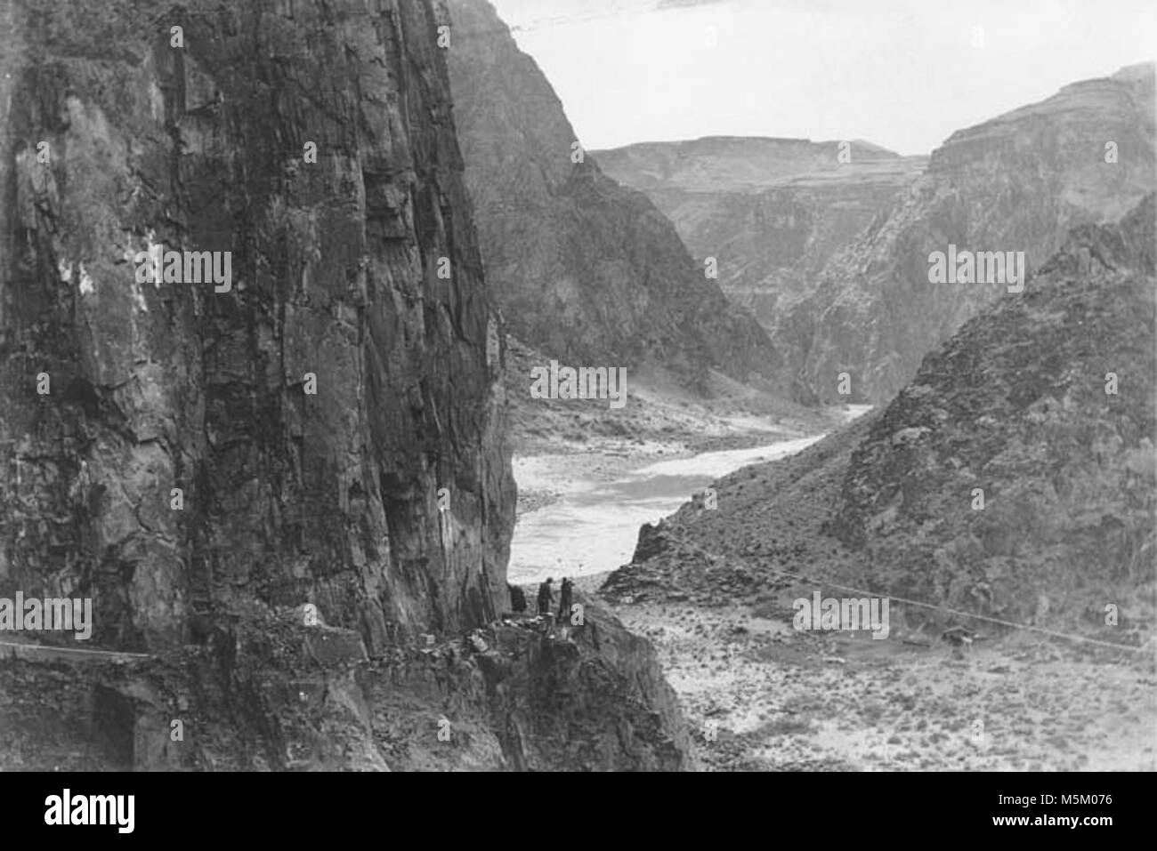 B Grand Canyon River Trail Historique Construction c . CONSTRUCTION DE RIVER TRAIL PAR CCC INSCRITS. Sommaire des travaux de Pick & PELLE. Pont ET RIVIÈRE NOIRE CI-DESSOUS. CIRCA 1935. Banque D'Images