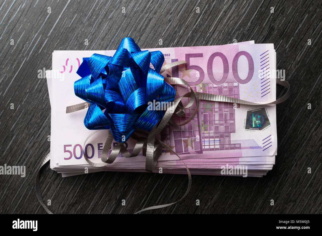500 euros de cadeau en argent avec noeud et ruban Photo Stock - Alamy