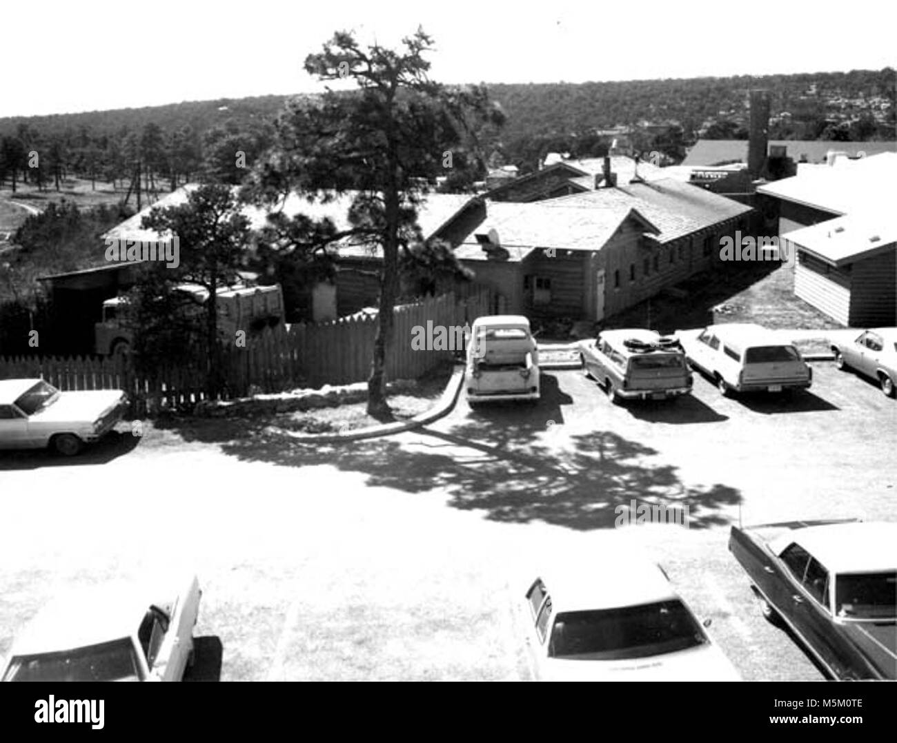 Grand Canyon HistoricBright Parking Ange c . BRIGHT ANGEL LODGE ANNEXE STATIONNEMENT, côté est du bâtiment. Cuisine ET STEAK HOUSE. CIRCA 1969. Banque D'Images