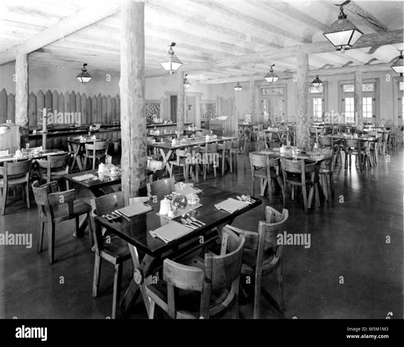 Grand Canyon intérieur historique de Bright Angel Lodge coin . Aperçu DE LA SALLE À MANGER AU CAFÉ Bright Angel Lodge tel que conçu par MARY Colter. Vers 1936. FRED HARVEY Banque D'Images