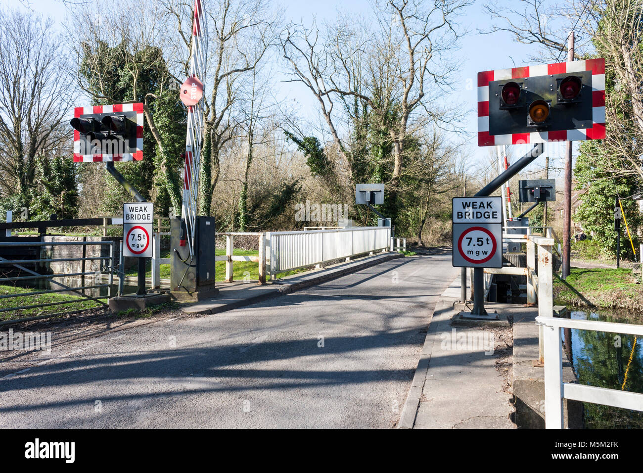 Le pont tournant sur le canal Kennet et Avon à Stratfield Saye, Berkshire, England, GB, UK Banque D'Images