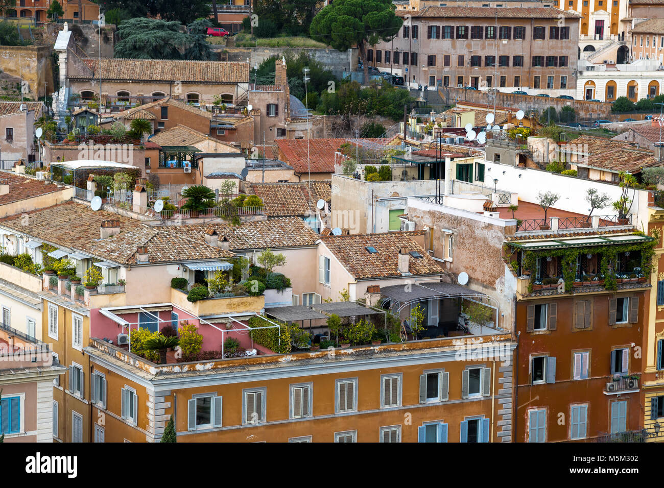 Maisons aux toits terrasses à Rome en Italie Photo Stock - Alamy