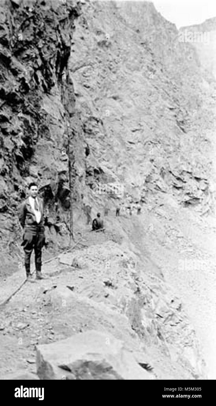 Grand Canyon River Trail Historique Construction c . FOREMAN( ?) PAR RIVER TRAIL. Les travailleurs de la CCC s'étendant derrière SUR SWITCHBACK. Tuyau pneumatique. CIRCA 1934. Banque D'Images