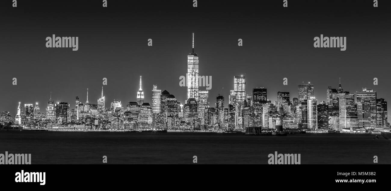 New York City Manhattan skyline at Dusk du centre-ville avec des gratte-ciel plus lumineux panorama de la rivière Hudson. Composition horizontale, noir et blanc imag Banque D'Images