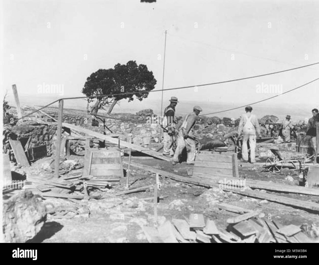 Historique Grand Canyon- Desert View Watchtower Construction c . Les hommes travaillent à tour de fondation. Courriers EN CIMENT SUR BROUETTE PLANCHES. Vers 1932, HIRCHBORN Banque D'Images