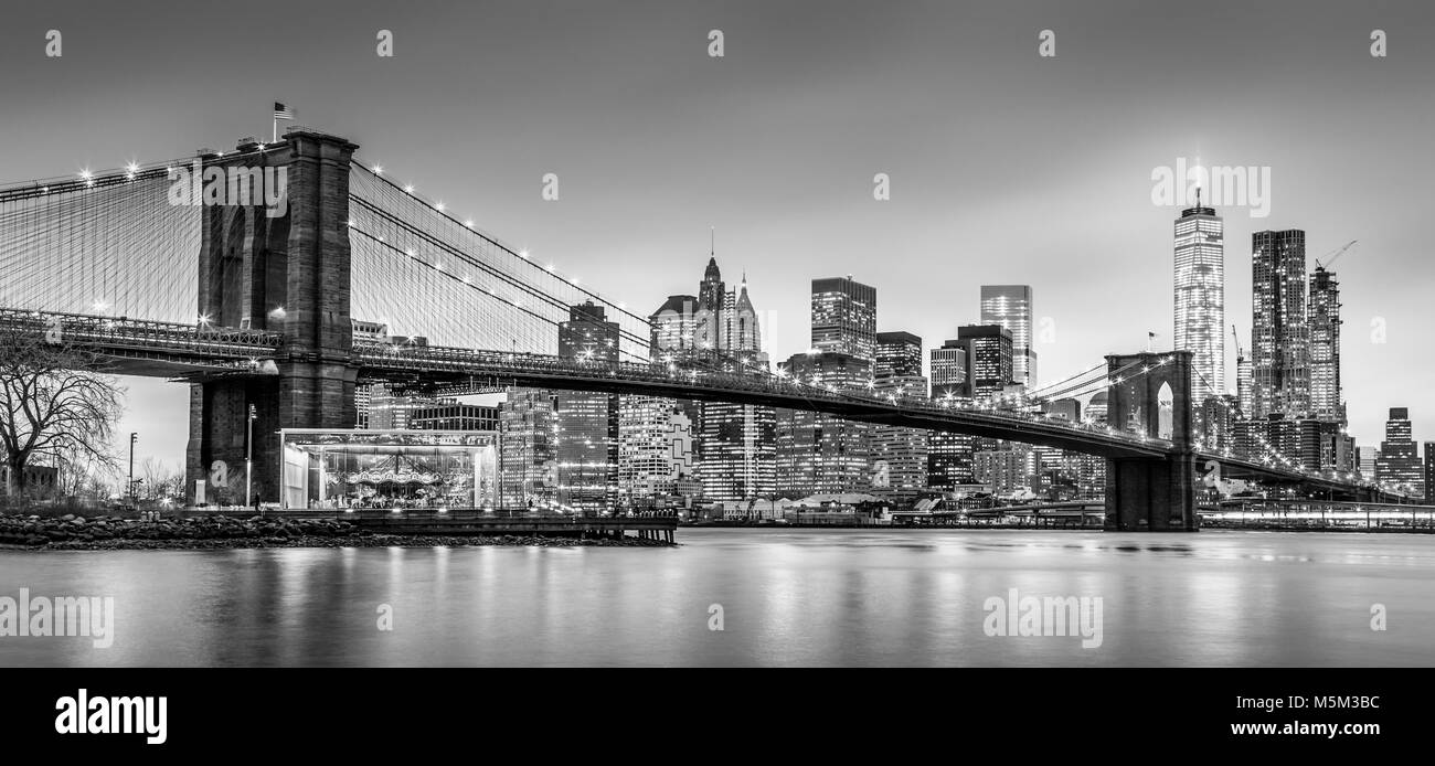 Pont de Brooklyn et New York Ville Manhattan Downtown skyline at Dusk with skyscrapers allumé sur East River panorama. Composition panoramique. Banque D'Images