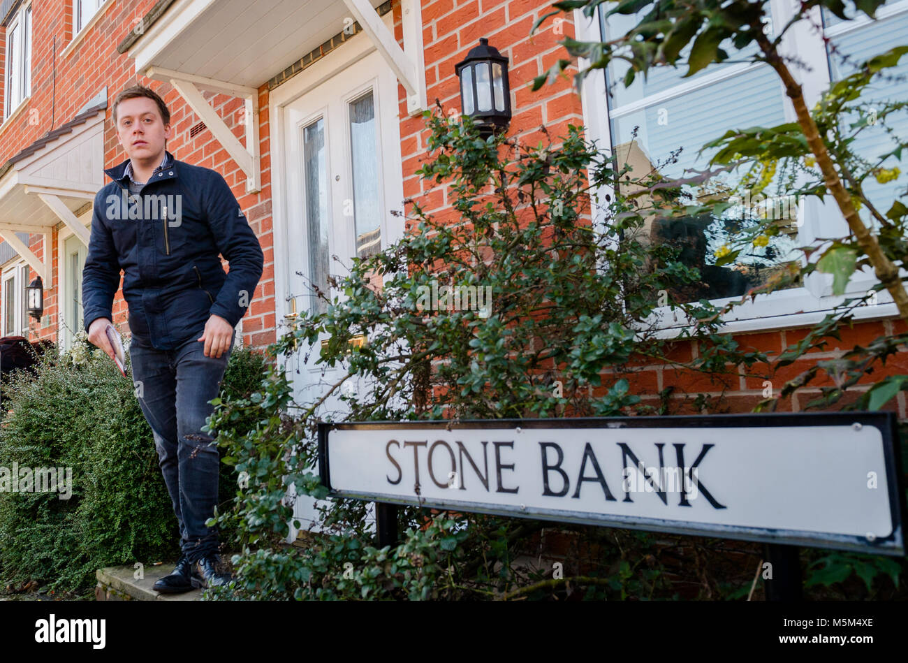 Mansfield, Nottinghamshire, Angleterre, Royaume-Uni. 24e. Février, 2018. Partie de la main-d'événement. Owen Jones, éditorialiste du Guardian et auteur de la ('Chavs" et "l'établissement") porte-à-porte et de tracts à Mansfield au "déloger Ben Bradley" événement à Mansfield, Nottinghamshire. Ben Bradley le controversé député conservateur de Mansfield qui est commentaires récents sur twitter concernant les chômeurs, les travailleurs du secteur public et Jeremy Corbyn, a remporté ce siège de travail de Sir Alan Meale en dernières années Élection générale avec une petite majorité de 1 057. Alan Beastall/Alamy Live News Banque D'Images