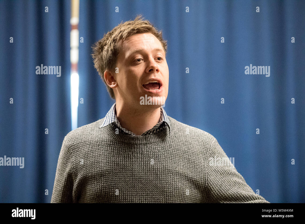 Conseil gaz Club, Mansfield, Nottinghamshire, Angleterre, Royaume-Uni. 24e. Février, 2018. Partie de la main-d'événement. Owen Jones, éditorialiste du Guardian et auteur de la ('Chavs" et "l'établissement") lors de la "déloger Ben Bradley" événement à Mansfield, Nottinghamshire. Ben Bradley le controversé député conservateur de Mansfield qui est commentaires récents sur twitter concernant les chômeurs, les travailleurs du secteur public et Jeremy Corbyn, a remporté ce siège de travail de Sir Alan Meale en dernières années Élection générale avec une petite majorité de 1 057. Alan Beastall/Alamy Live News Banque D'Images