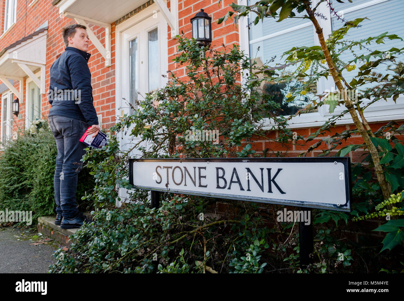Mansfield, Nottinghamshire, Angleterre, Royaume-Uni. 24e. Février, 2018. Partie de la main-d'événement. Owen Jones, éditorialiste du Guardian et auteur de la ('Chavs" et "l'établissement") porte-à-porte et de tracts à Mansfield au "déloger Ben Bradley" événement à Mansfield, Nottinghamshire. Ben Bradley le controversé député conservateur de Mansfield qui est commentaires récents sur twitter concernant les chômeurs, les travailleurs du secteur public et Jeremy Corbyn, a remporté ce siège de travail de Sir Alan Meale en dernières années Élection générale avec une petite majorité de 1 057. Alan Beastall/Alamy Live News Banque D'Images
