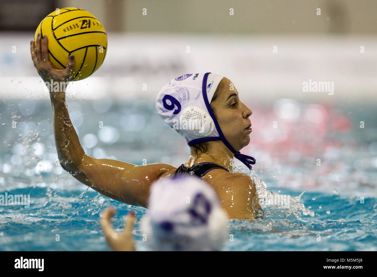 24 février 2018, Natacio Sabadell, Sabadell, Espagne ; les femmes Euro League waterpolo, quarts de finale 1ère manche, Natacio Sabadell versus Natacio Mataró ; PE-Pili pour un Natacio Sabadell passe le ballon en avant Banque D'Images