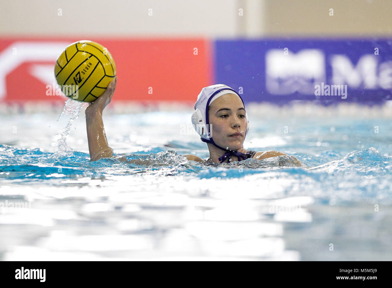 24 février 2018, Natacio Sabadell, Sabadell, Espagne ; les femmes Euro League waterpolo, quarts de finale 1ère manche, Natacio Sabadell versus Natacio Mataró ; Marina Cordobes pour Natacio Sabadell à un coéquipier Banque D'Images