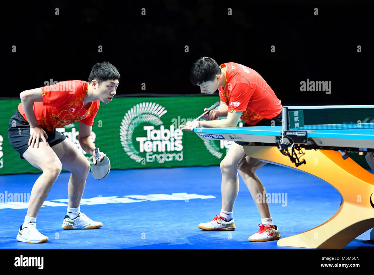 Londres, Royaume-Uni, 24 févr. 2018. Xu Xin et ma longue de la Chine au cours de Fédération Internationale de Tennis de Table - Coupe du Monde par équipe match demi-finale hommes entre Xu Xin et ma longue contre Paul Drinkhall et Samuel Walker de l'Angleterre à Copper Box Arena . Credit : Taka G Wu Banque D'Images