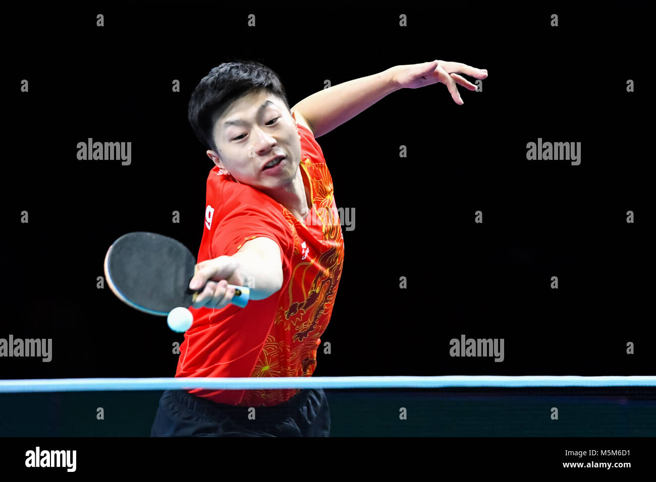 Londres, Royaume-Uni, 24 févr. 2018. Xu Xin et ma longue de la Chine au  cours de Fédération Internationale de Tennis de Table - Coupe du Monde par  équipe match demi-finale hommes entre