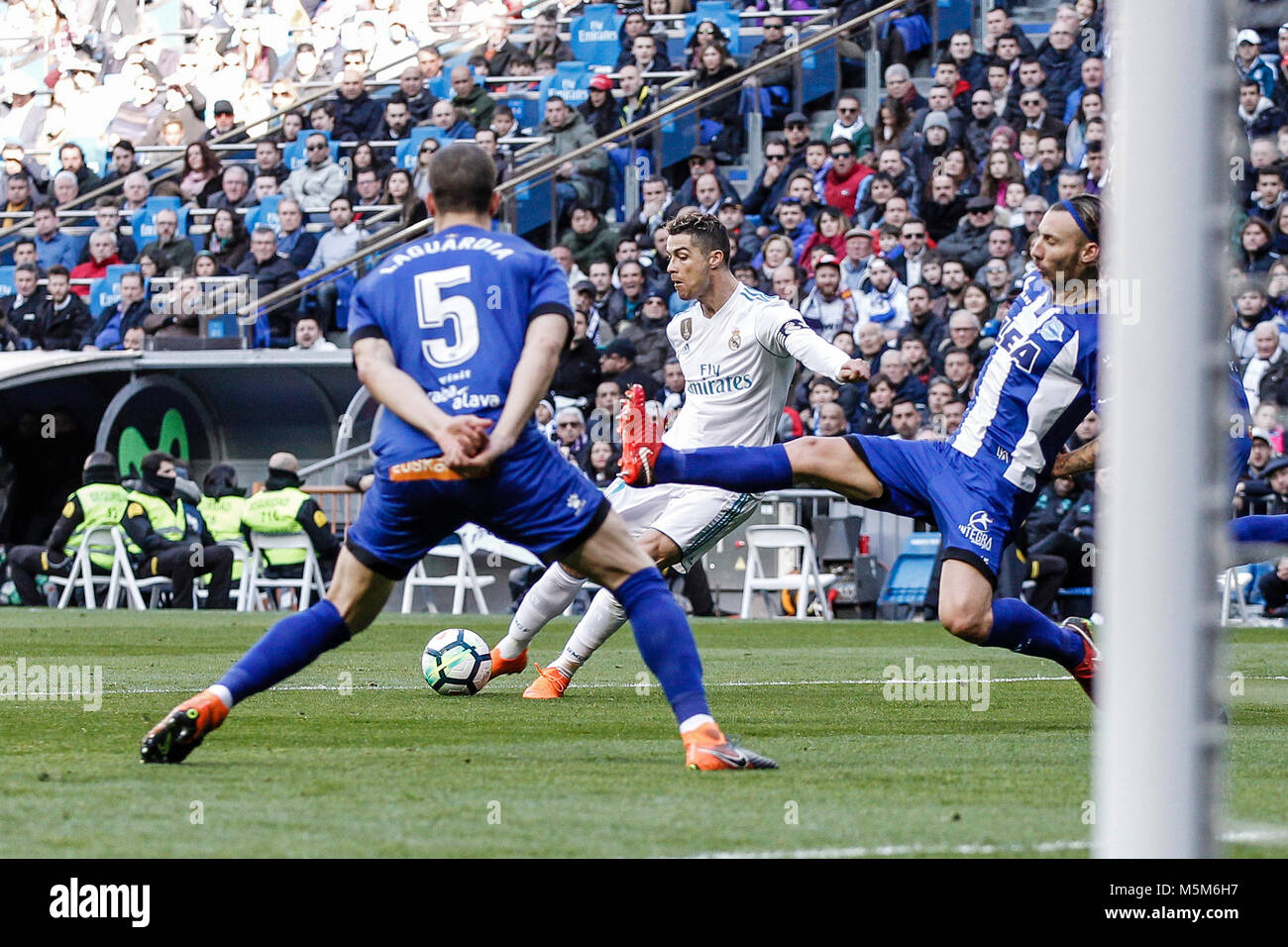 Cristiano Ronaldo (Real Madrid) entraîne l'avant sur la balle La Liga match entre Real Madrid vs Deportivo Alaves au Santiago Bernabeu à Madrid, Espagne, le 24 février 2018. Más Información Gtres Crédit : Comuniación sur ligne, S.L./Alamy Live News Banque D'Images