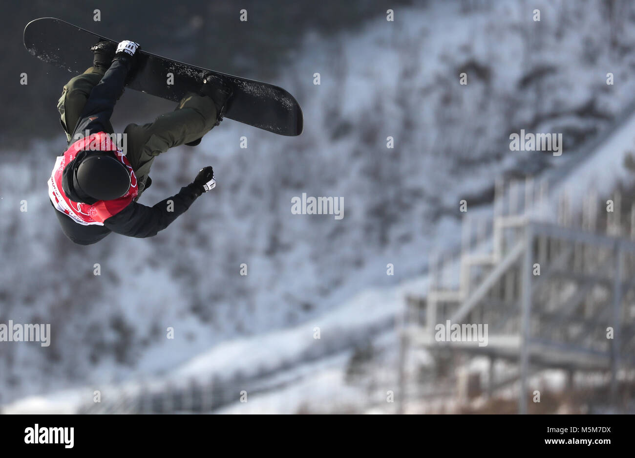 Pyeongchang, Corée du Sud. Feb 24, 2018. Boesiger Jonas de Suisse effectue une pirouette au cours de la finale de Snowboard Big Air à Pyeongchang, Corée du Sud, 24 février 2018. Crédit : Daniel Karmann/dpa/Alamy Live News Banque D'Images