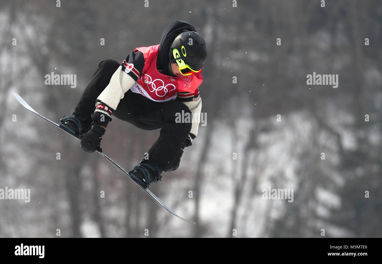 Pyeongchang, Corée du Sud. Feb 24, 2018. Sébastien Toutant de Canada effectue une pirouette au cours de la finale de Snowboard Big Air à Pyeongchang, Corée du Sud, 24 février 2018. Crédit : Daniel Karmann/dpa/Alamy Live News Banque D'Images