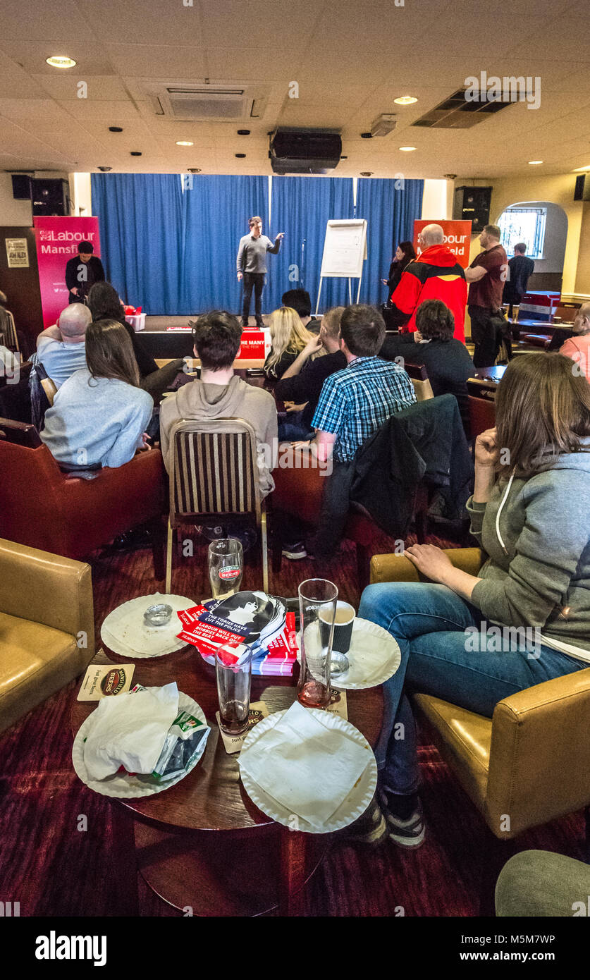Conseil gaz Club, Mansfield, Nottinghamshire, Angleterre, Royaume-Uni. 24e. Février, 2018. Partie de la main-d'événement. Owen Jones, éditorialiste du Guardian et auteur de la ('Chavs" et "l'établissement") lors de la "déloger Ben Bradley" événement à Mansfield, Nottinghamshire. Ben Bradley le controversé député conservateur de Mansfield qui est commentaires récents sur twitter concernant les chômeurs, les travailleurs du secteur public et Jeremy Corbyn, a remporté ce siège de travail de Sir Alan Meale en dernières années Élection générale avec une petite majorité de 1 057. Alan Beastall/Alamy Live News Banque D'Images