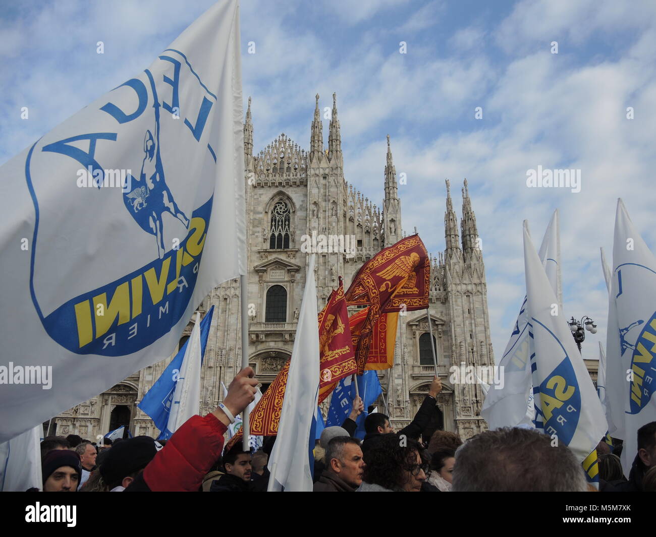 Milano, Italie. Feb 24, 2018. Le parti de la ligue organise un rassemblement devant la cathédrale de Milan, Italie, 24 février 2018.- PAS DE SERVICE DE FIL - Crédit : Lena Klimkeit/dpa/Alamy Live News Banque D'Images