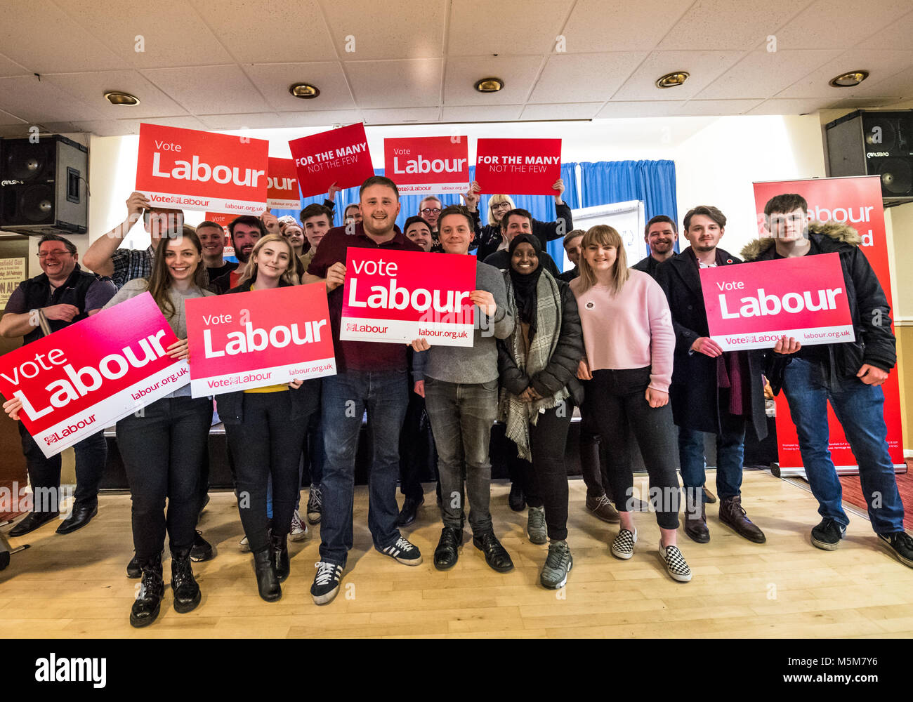 Conseil gaz Club, Mansfield, Nottinghamshire, Angleterre, Royaume-Uni. 24e. Février, 2018. Partie de la main-d'événement. Owen Jones, éditorialiste du Guardian et auteur de la ('Chavs" et "l'établissement") à la "déloger Ben Bradley" événement à Mansfield, Nottinghamshire avec de jeunes membres du parti travailliste. Ben Bradley le controversé député conservateur de Mansfield qui est commentaires récents sur twitter concernant les chômeurs, les travailleurs du secteur public et Jeremy Corbyn, a remporté ce siège de travail de Sir Alan Meale en dernières années Élection générale avec une petite majorité de 1 057. Alan Beastall/Alamy Live News Banque D'Images