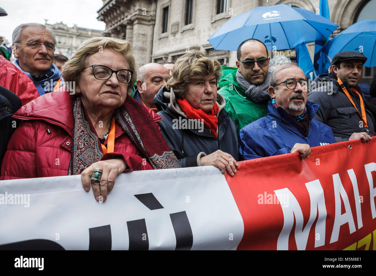 Rome, Italie. 24 Février, 2018. Des milliers de manifestants anti-fascistes sont descendus dans la rue, au cours d'une manifestation organisée par l'Association nationale des partisans italiens (ANPI), de mobiliser contre le racisme, l'extrême droite après un extrémiste en Macerata citoyens africains ciblés dans une attaque à motivation raciale. Credit : Giuseppe Ciccia/Alamy Live News Banque D'Images