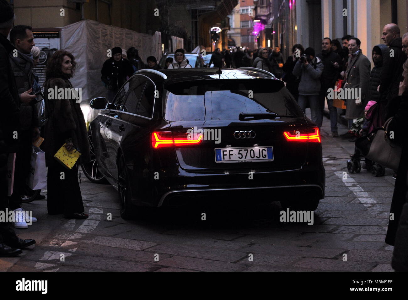 Milan, Mario Balotelli arrive en ville pour shopping Mario Balotelli arrive en ville avec son frère ENOCK et un ami pour faire quelques achats. Entrer une porte privée dans la via della Spiga, parc sa puissante AUDI et entrez le milliardaire 'boutique', qui sort après plus d'une heure et demie. Il est assis à côté de son frère qui conduit la voiture, et faire de l'espace parmi les gens à la hâte qu'ils gèrent à partir. Banque D'Images